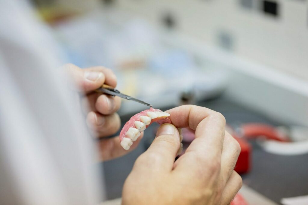 Cleaning dentures